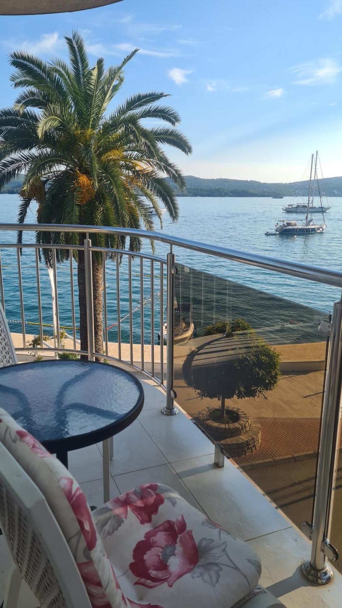 Chic Apartment In The City Center By The Sea Tivat Eksteriør billede